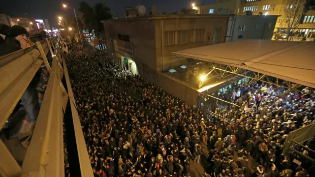Massa berdemonstrasi di Teheran menuntut Pemimpin Tertinggi Iran Ayatollah Ali Khamenei mundur sebagai tanggung jawab atas insiden penembakan pesawat Ukraina yang menewaskan warga sipil. (AFP)