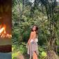 7 Potret Liburan Valerie Thomas di Hutan, Main Api Unggun hingga Air Terjun (Sumber: Instagram/valeriethomas)