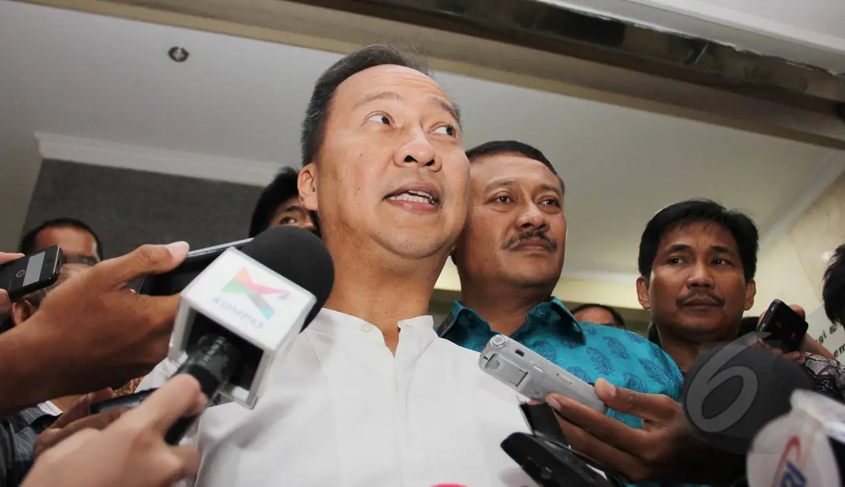 Wakil Ketua Umum Partai Golkar kubu Agung Laksono, Agus Gumiwang Kartasasmita menjawab pertanyaan wartawan usai mendatangi Bareskrim Mabes Polri, Jakarta, Jumat (27/3/2015). (Liputan6.com/Helmi Afandi)