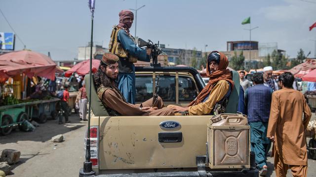 Patroli Pejuang Taliban di Kota Kabul