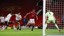 Pemain Manchester United Nemanja Matic (kanan kedua) melewatkan kesempatan mencetak gol di depan kiper Arsenal Bernd Leno pada pertandingan Liga Premier Inggris di Stadion Old Trafford, Manchester, Inggris, Minggu (1/11/2020). Arsenal menang 2-0. (Phil Noble/Pool via AP)