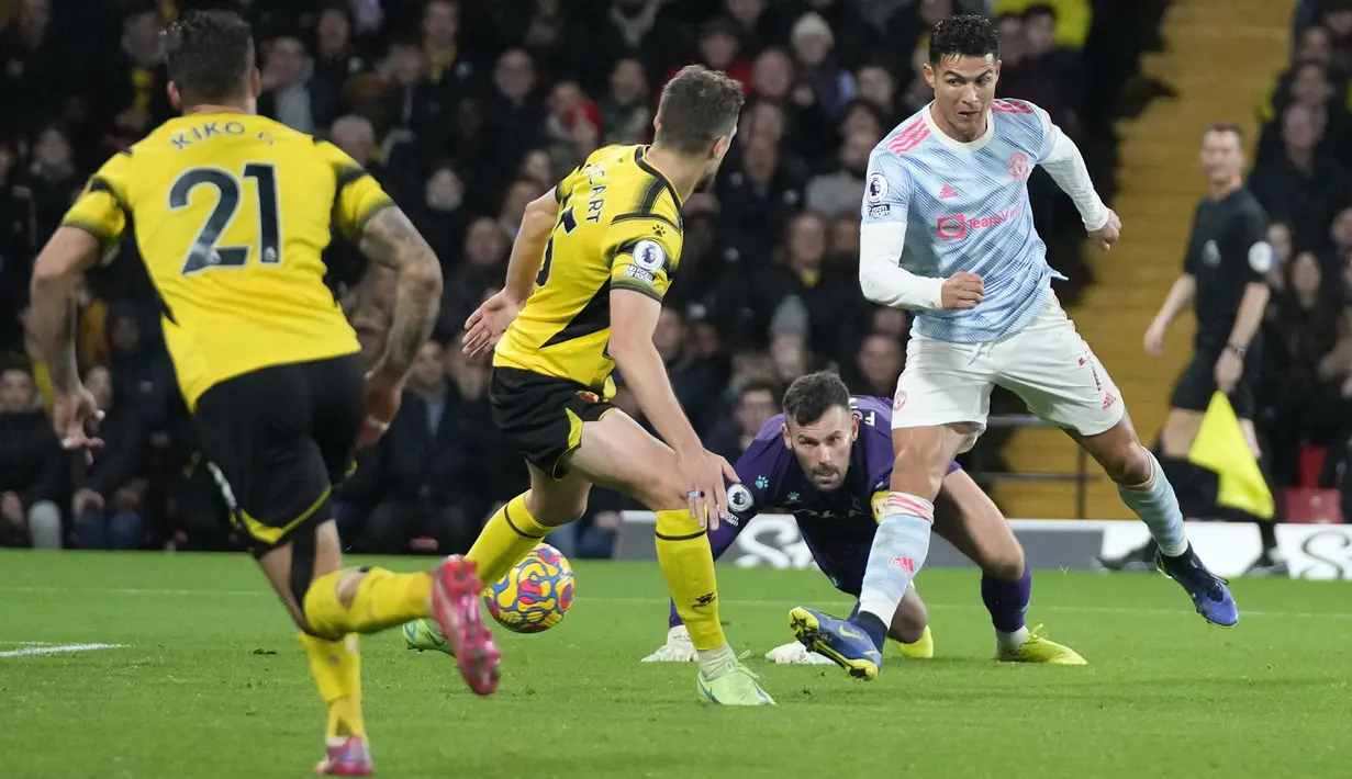Pemain Manchester United Cristiano Ronaldo (kanan) mencetak gol yang dianulir saat melawan Watford pada pertandingan sepak bola Liga Inggris di Vicarage Road, Watford, Inggris, 20 November, 2021. Watford menang 4-1. (AP Photo/Frank Augstein)