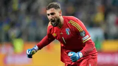 Reaksi penjaga gawang Italia Gianluigi Donnarumma usai melawan Ukraina pada pertandingan sepak bola Grup C Kualifikasi Euro 2024 di BayArena, Leverkusen, Jerman, Senin (20/11/2023). Pertandingan berakhir imbang 0-0. (AP Photo/Martin Meissner)