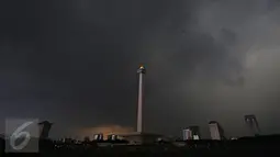 Suasana di pelataran kawasan Monas, Jakarta, Kamis (10/11). Kepala BMKG Andi Eka Sakya menyatakan, cuaca ekstrem yang terjadi di seluruh wilayah Indonesia akan berlangsung hingga Februari 2017. (Liputan6.com/Immanuel Antonius)