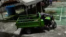 Seorang pria mengangkut makanan kari tradisional untuk disajikan kepada orang-orang selama bulan suci Ramadhan di Banda Aceh (25/4/2021). (AFP/Chaideer Mahyuddin)
