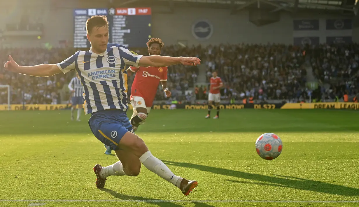 <p>Pemain Brighton and Hove Albion Joel Veltman menendang bola saat melawan Manchester United pada pertandingan sepak bola Liga Inggris di American Express Community Stadium, Brighton, Inggris, 7 Mei 2022 . Manchester United kalah 0-4. (Glyn KIRK/AFP)</p>