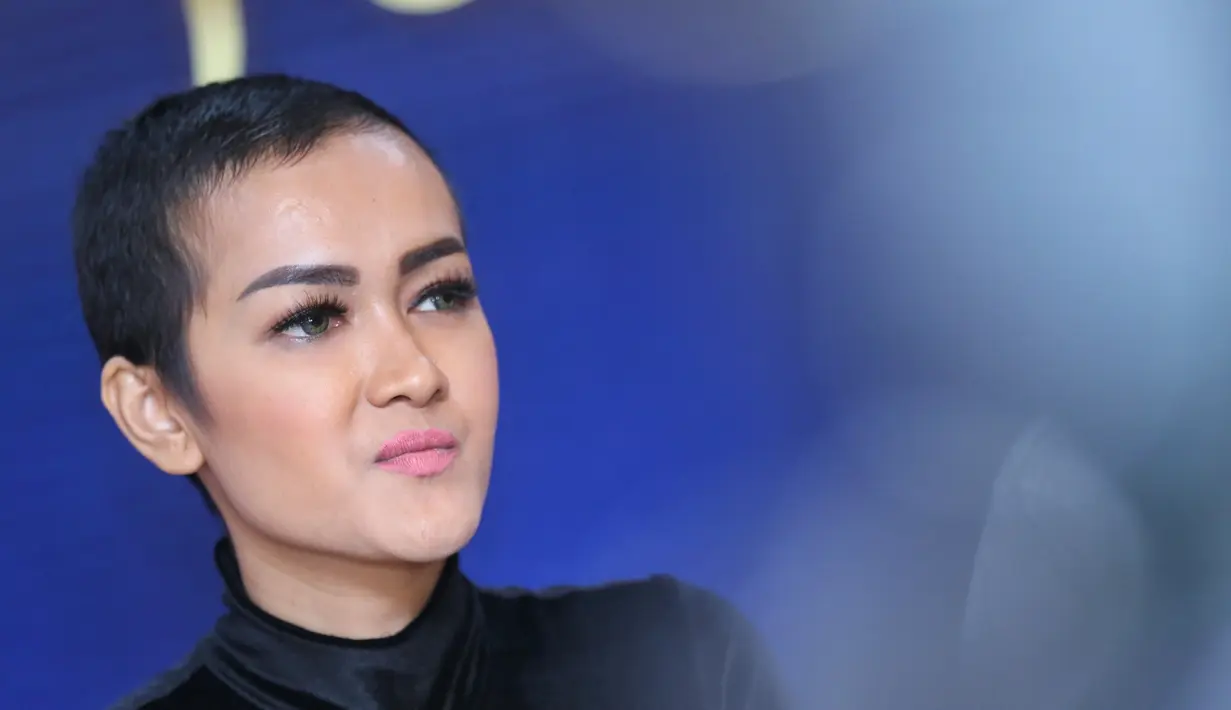 Dalam foto lain, ia juga mengucapkan terima kasih atas doanya. "Thanks doa & perhatian nya akurapopo" tulis Julia Perez dalam foto dengan ibu, dan adiknya. Ucapan doa dari para pengikutnya juga membanjiri laman instagramnya. (Adrian Putra/Bintang.com)