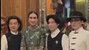 Kreasi batik Widi Wardhana dalam balutan batik dengan siluet yang beragam, anti membosankan. [Foto: Instagram/ Widi Wardhana]