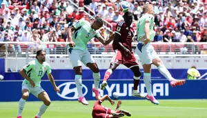Bek Swiss, Manuel Akanji, berduel udara dengan pemain Qatar pada lanjutan Piala Dunia 2026. (Fran Santiago / AFP)