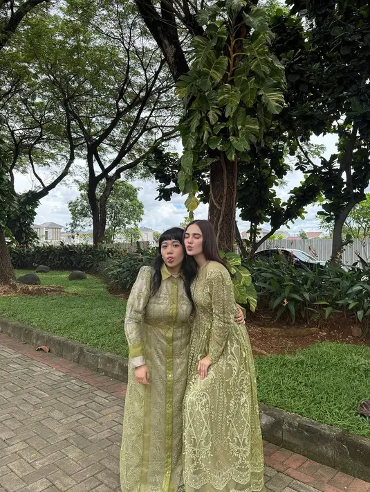 Syifa tampak mengenakan busana senada dengan anggota keluarganya. (Foto: Instagram/ Syifa Hadju)