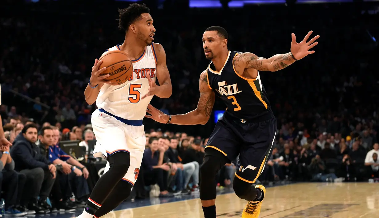 Pemain Utah Jazz, George Hill (kanan), berusaha menghadang pemain New York Knicks, Courtney Lee, dalam laga NBA di New York, (6/11/2016). (AP Photo/Kathy Kmonicek)