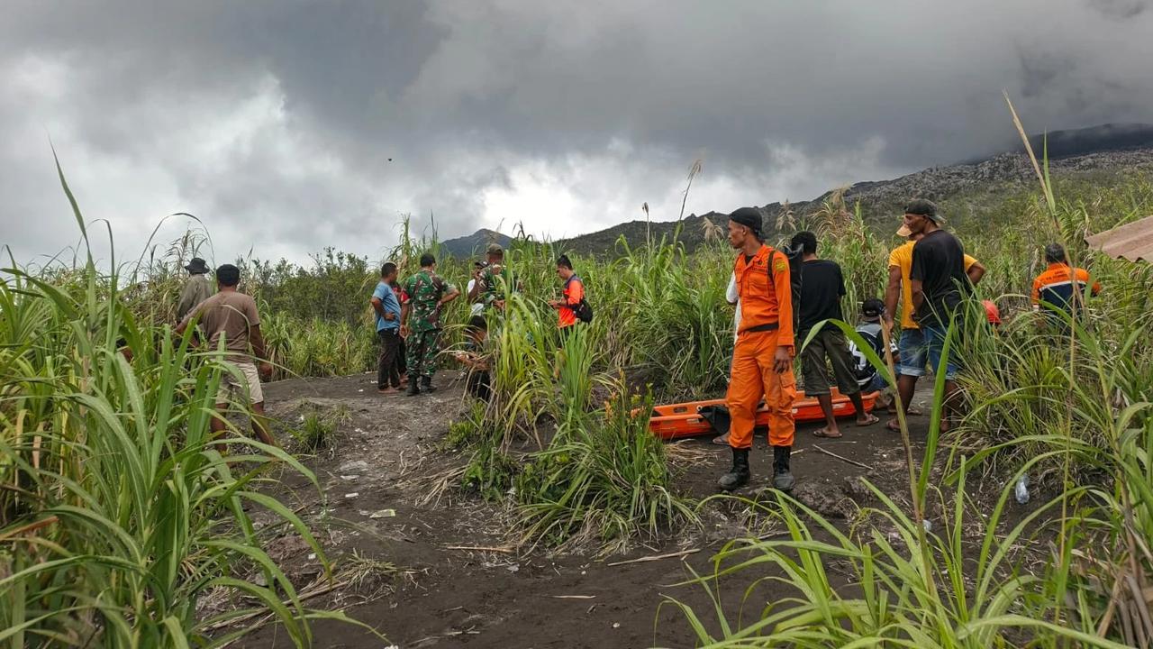 FOTO: Tim SAR Gabungan Evakuasi Pendaki Terdampak Erupsi Gunung Dukono