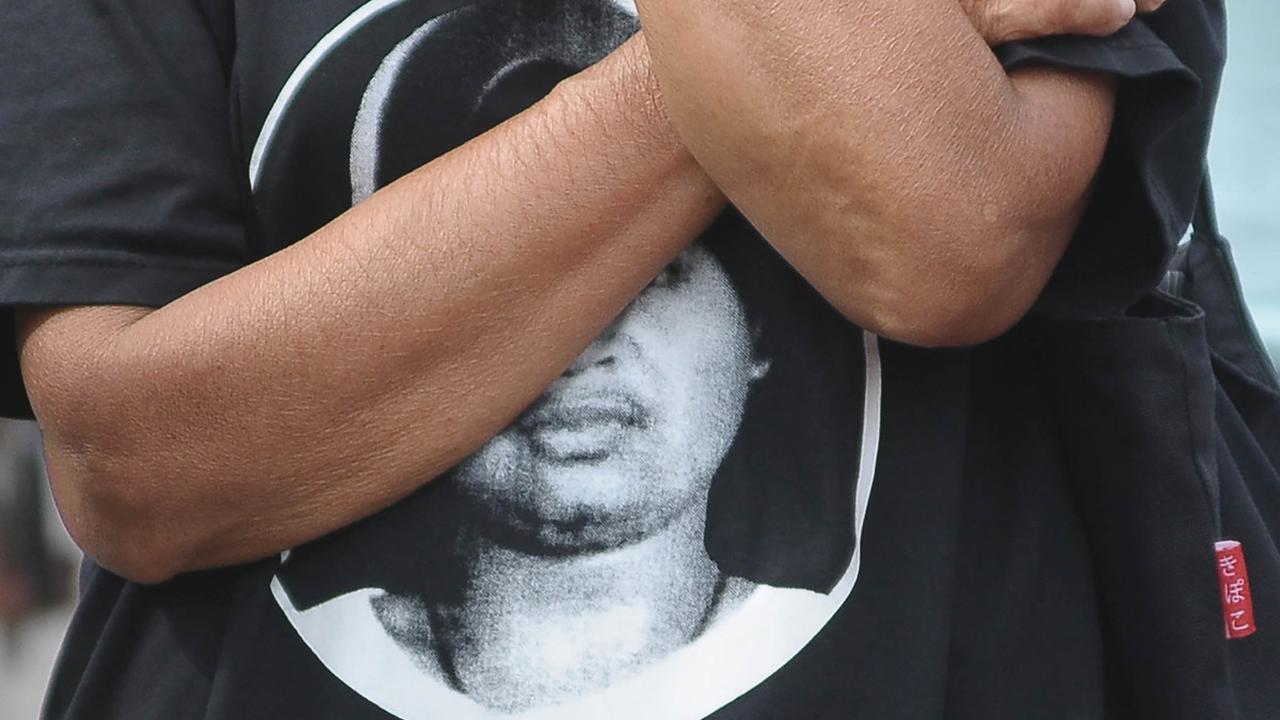 Maria Catarina Sumarsih, ibu dari Benardinus Realino Norma Irawan (Wawan) saat memakai kaos hitam bergambar wajah anaknya saat ikut dalam aksi unjuk rasa di kawasan Patung Kuda, Jakarta, Jumat (2/2/2024).<br>(Foto merdeka.com / Imam Buhori)<br>