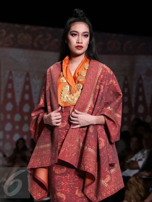 Koleksi Ghea  Panggabean memang terinspirasi aktivitas perdagangan saudagar-saudagar di sepanjang Selat Malaka sampai ke Sumatra dan Jawa saat ditampilkan di IPMI Trend Show 2017, Jakarta, Selasa (8/11). (Liputan6.com/Gempur M Surya)