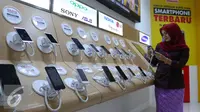 Harga ponsel 4G yang boleh diimpor akan diatur oleh Pemerintah, Jakarta, Kamis (14/7). Ponsel dengan harga di bawah tingkat tertentu tak boleh diimpor. (Liputan6.com/Angga Yuniar)