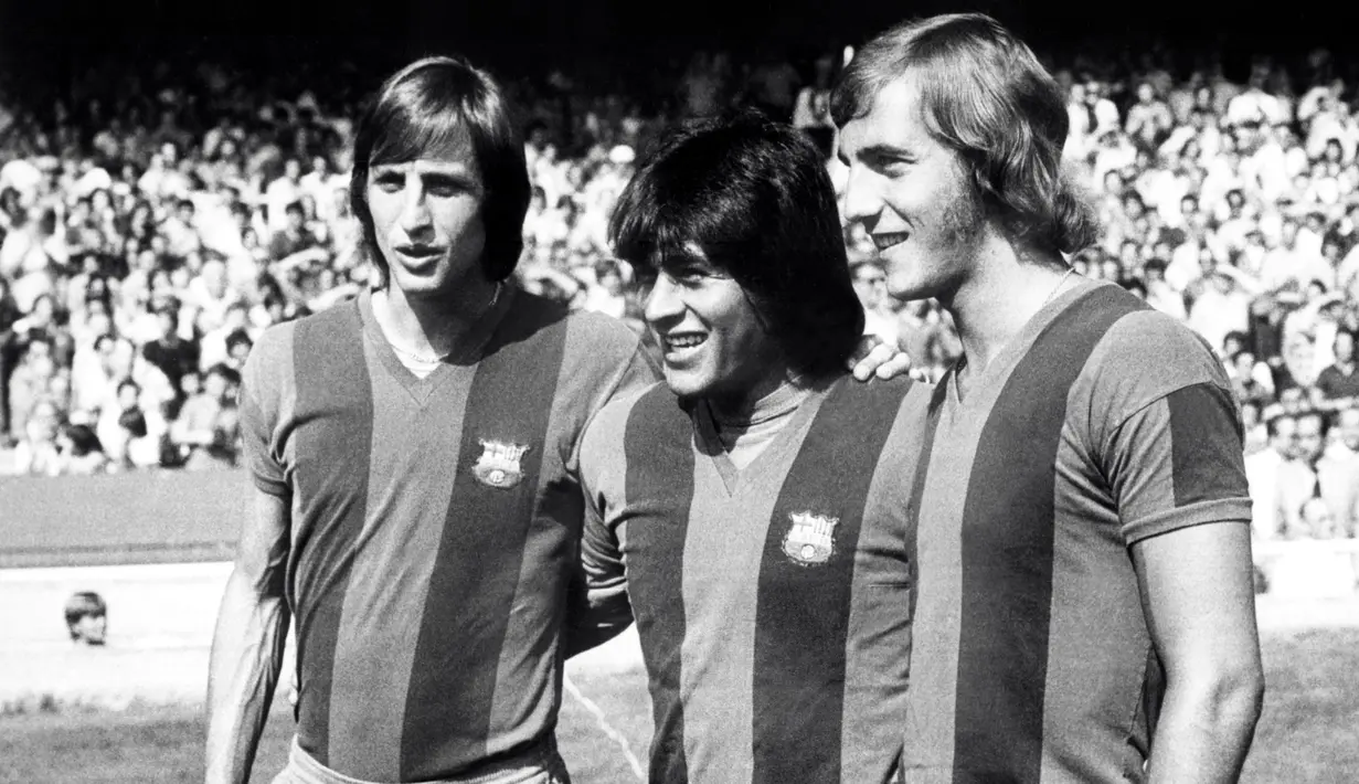 Legenda sepak bola dunia Johan Cruyff (kiri) sempat menggunakan jersey nomor 14 saat bermain untuk Barcelona pada 1973-1978. (AFP/AFP FILES/STF)