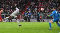 Gelandang Liverpool, Sadio Mane (kedua kiri) mencetak gol ke gawang Bayern Munchen pada pertandingan leg kedua babak 16 besar Liga Champions di Allianz Arena, Rabu (13/3). Liverpool menundukkan tuan rumah Bayern Munchen 3-1. (AP/Kerstin Joensson)