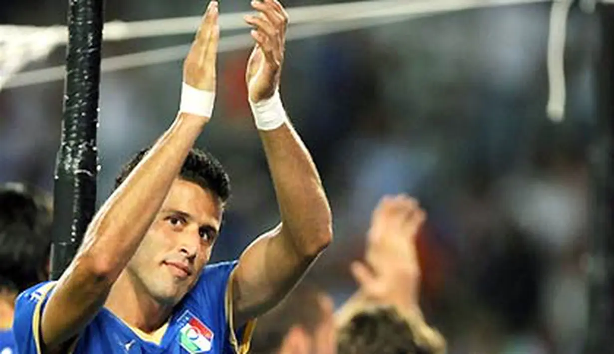 Bek kiri Fabio Grosso menjadi salah satu pencetak gol kemenangan 2-0 Italia atas Bulgaria dalam partai kualifikasi PD 2010 di Turin pada 9 September 2009. AFP PHOTO/GIUSEPPE CACACE