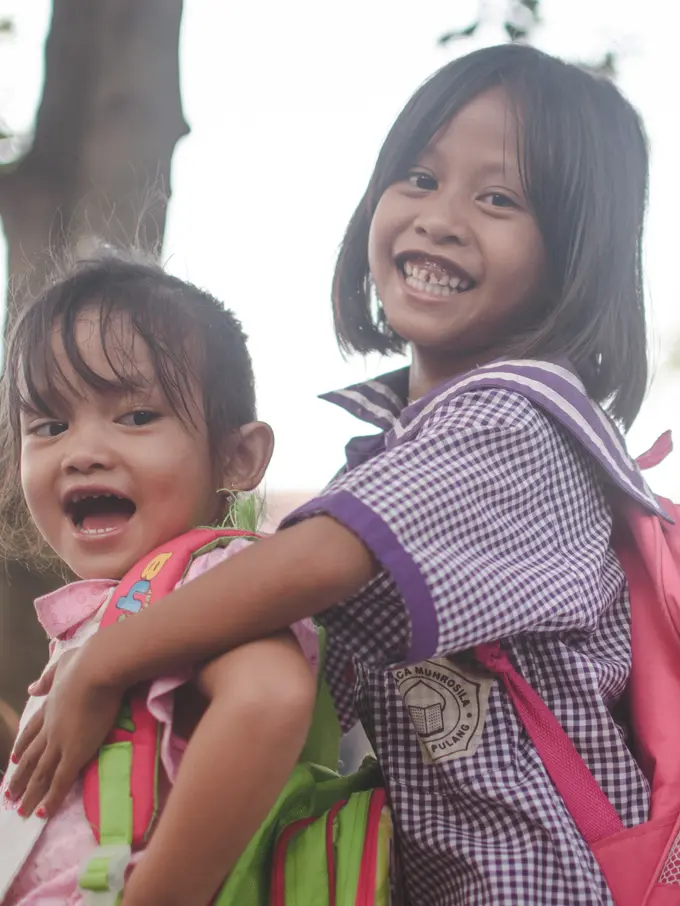 [Fimela] Social Designee, Menikmati Indahnya Hidup dengan Mengajar Anak-anak di Perkampungan