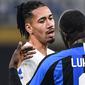 Pemain AS Roma, Chris Smalling, dan striker Inter Milan, Romelu Lukaku. (AFP/Miguel Medina)