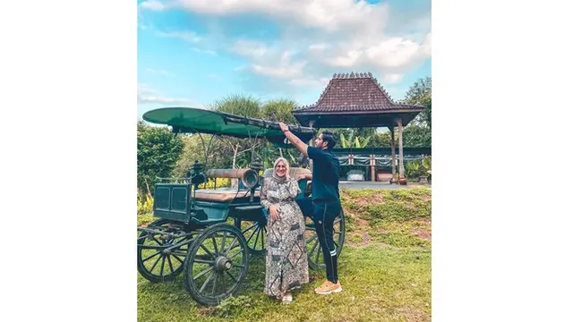 6 Gaya Liburan Artis saat Hamil Tua, Suami Setia Mendampingi