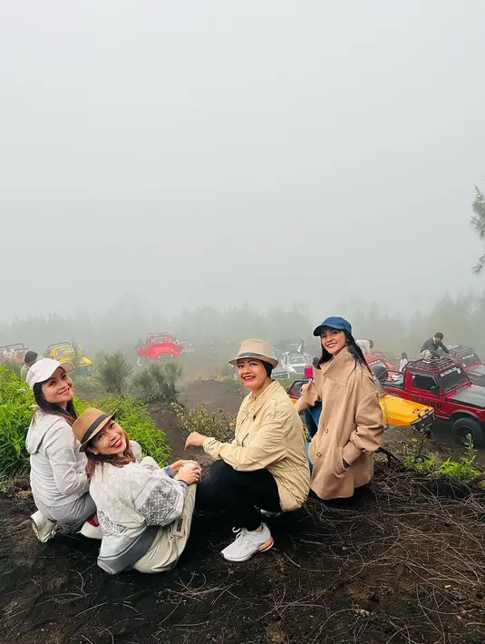 Momen liburan Maudy Koesnaedi di Batur bareng teman menjadi ajang melepas penat di sela kesibukan suting. Kendati demikian, ia harus bangun pukul 3 pagi untuk bisa berangkat menuju ke Gunung Batur. (Liputan6.com/IG/@maudykoesnaedy)
