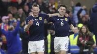 Pemain Skotlandia, Scott McTominay (kiri) melakukan selebrasi setelah mencetak gol kedua timnya ke gawang Spanyol pada matchday kedua Kualifikasi Euro 2024 di Hampden Park, Glasgow, Skotlandia, Rabu (29/03/2023) WIB. Skotlandia berhasil menang dengan skor 2-0. (AP Photo/Scott Heppell)