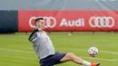 Bek Bayern Munchen, Niklas Suele mengontrol bola saat mengikuti sesi latihan tim di Munich, Jerman selatan (24/11/2020). Munchen akan bertanding melawan Salzburg pada Grup A Liga Champions di Allianz Arena. (AFP/Marco Donato)