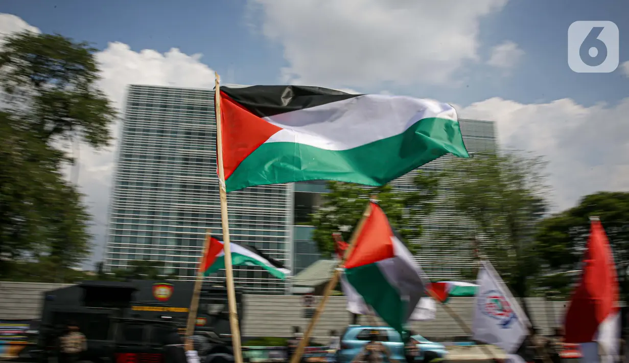 Massa Gerakan Pekerja Muslim Indonesia (GPMI) melakukan aksi solidaritas untuk Palestina di kawasan Thamrin, Jakarta, Jumat (28/5/2021). Massa yang datang terlihat menggunakan atribut Palestina seperti bendera besar dan syal. (Liputan6.com/Faizal Fanani)