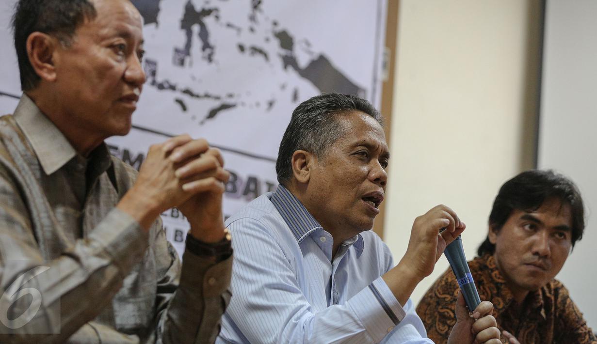 Ketua Umum Peradi, Luhut Pangaribuan (tengah) saat diskusi di Kantor LBH, Jakarta, Rabu (4/11/2015). Luhut menjelaskan munculnya SE ini dianggap sebagai ancaman bagi masyarakat untuk membatasi kebebasan berekspresi (Liputan6.com/Faizal Fanani)