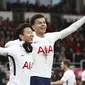 Pemain Tottenham Hotspur, Son Heung-Min dan Dele Alli, melakukan selebrasi usai mencetak gol ke gawang AFC Bournemouth pada laga Preimer League di Stadion Vitality, Minggu (11/3/2018). AFC Bournemouth takluk 1-4 dari Tottenham Hotspur. (AP/John Walton)