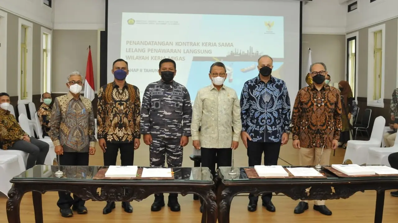 Menteri ESDM Arifin Tasrif didampingi Direktur Jenderal Minyak dan Gas Bumi Tutuka Ariadji menyaksikan penandatanganan Kontrak Bagi Hasil untuk 3 Wilayah Kerja (WK) Hasil Penawaran Tahap II Tahun 2021.