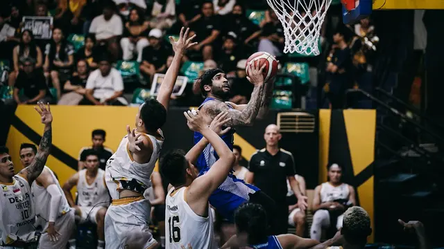 Brandone Francis menerobos pertahanan Dewa United di game pertama semifinal IBL 2023