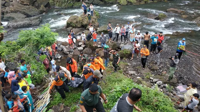 Evakuasi korban tenggelam Sungai Bolot, Baturraden di Sungai Kali Pelus. (Foto: Liputan6.com/Tagana BMS/Muhamad Ridlo)