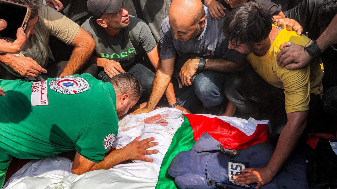 FOTO: Tangis Haru Iringi Pemakaman Lima Jurnalis Al Jazeera Korban Serangan Israel di Gaza