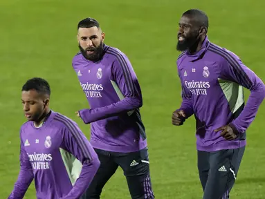 Karim Benzema dari Real Madrid dan Antonio Rudiger melakukan pemanasan saat sesi latihan, di stadion Al Nassr, di Riyadh, Arab Saudi, Selasa (10/1/2023). Real Madrid akan menghadapi Valencia di King Fahd International Stadium pada semifinal Piala Super Spanyol, Kamis, 12 Januari 2023, dini hari WIB. (AP Photo/Hussein Malla)