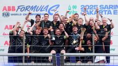 Pembalap tim Kiro Racing, Dan Ticktum bersama timnya berfoto bersama saat menjuarai ajang Jakarta E-Prix 2025 yang berlangsung di Jakarta International ePrix Circuit, Ancol, Sabtu (21/6/2025). (Bola.com/M Iqbal Ichsan)