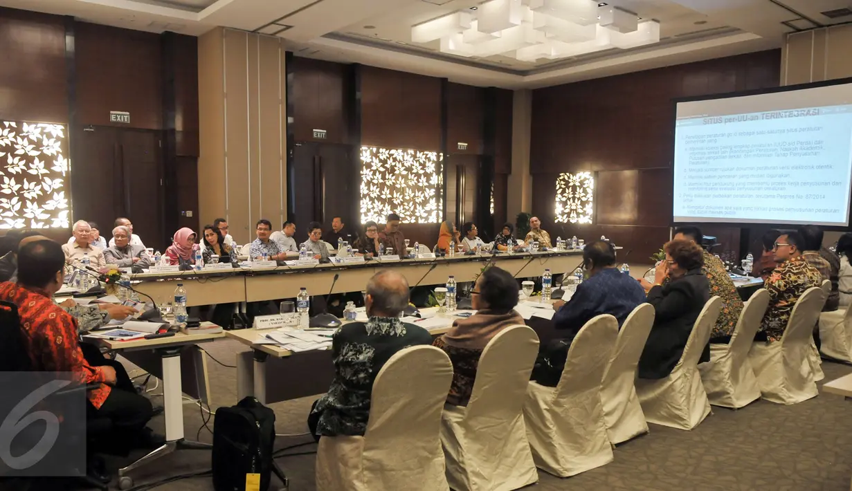 Suasana diskusi Focus Group Discussion (FGD) bersama sejumlah pakar hukum di Bogor, Jawa Barat, Rabu (26/10). Menkumham Yasonna Laoly mengumpulkan pakar hukum untuk menyusun program dan strategi reformasi regulasi. (Liputan6.com/Yoppy Renato)