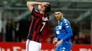 Pemain AC Milan, Nikola Kalinic berselebrasi setelah mencetak gol ke gawang  Sassulo pada laga pekan ke-31 Serie A di San Siro, Minggu (8/4). Menjamu Sassuolo, AC Milan gagal meraih kemenangan usai hanya bermain imbang 1-1. (AP/Antonio Calanni)