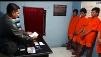 Petugas Polres Banyuasin menangkap keempat pelaku dan mengamankan barang bukti (Liputan6.com/Nefri Inge)