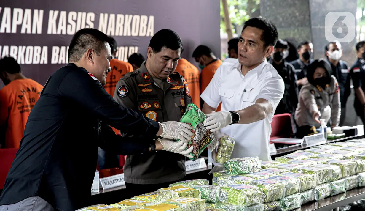 Dirtipidnarkoba Bareskrim Polri Brigjen Krisno H Siregar (kanan) bersama jajaran menunjukkan barang bukti kasus narkoba di Dirtipidnarkoba Bareskrim Mabes Polri, Jakarta, Rabu (12/10/2022). Polri bersama Bea Cukai dan Basarnas berhasil mengungkap kasus narkoba dari Malaysia dengan menyita 91.283 gram sabu dan menangkap tujuh tersangka. (Liputan6.com/Faizal Fanani)