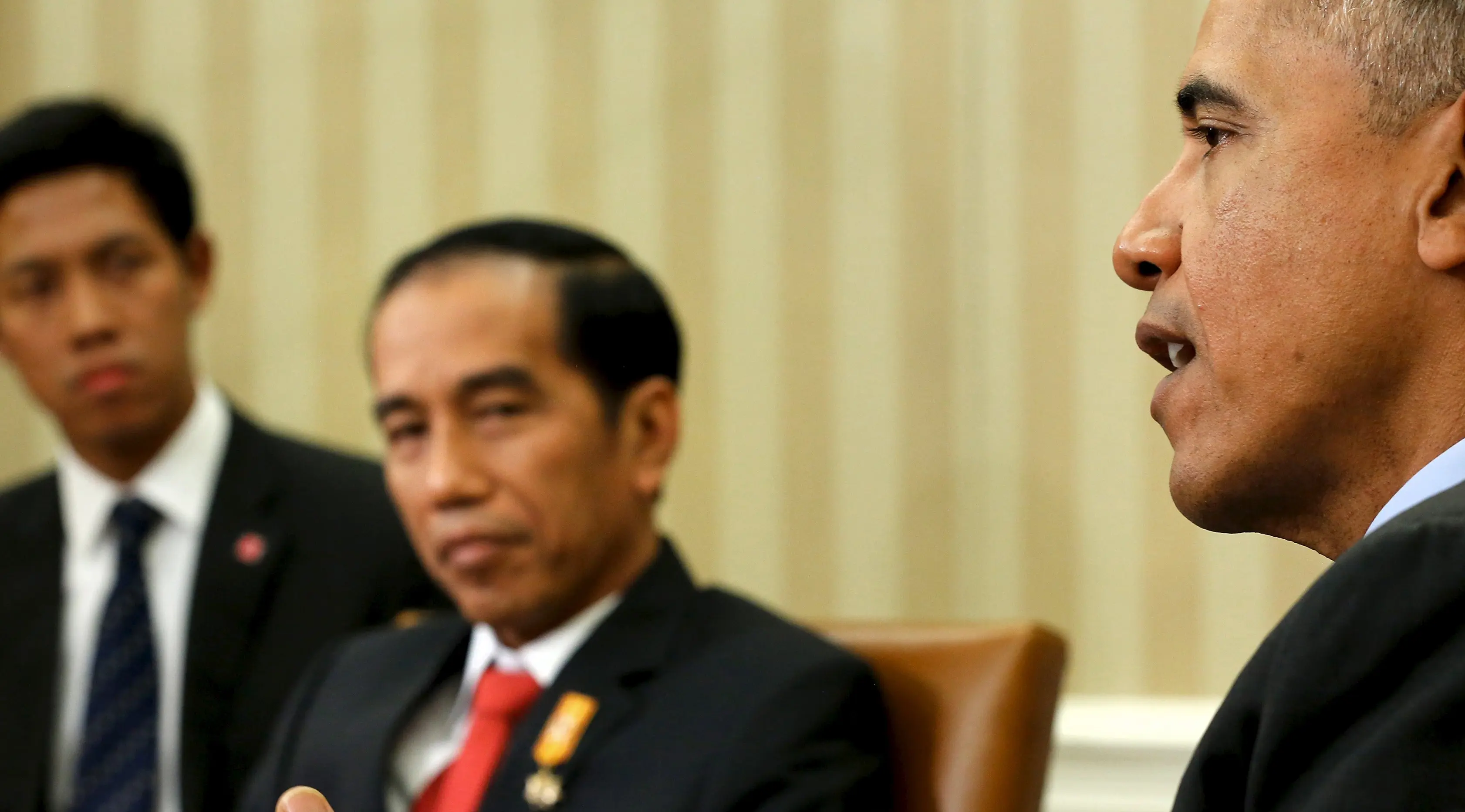 Presiden AS Barack Obama memberi keterangan usai bertemu Presiden RI Jokowi di Gedung Putih, Washington, Senin (26/10). Jokowi memotong masa lawatannya ke Amerika Serikat karena semakin memburuknya bencana asap di Indonesia. (REUTERS/Jonathan Ernst)