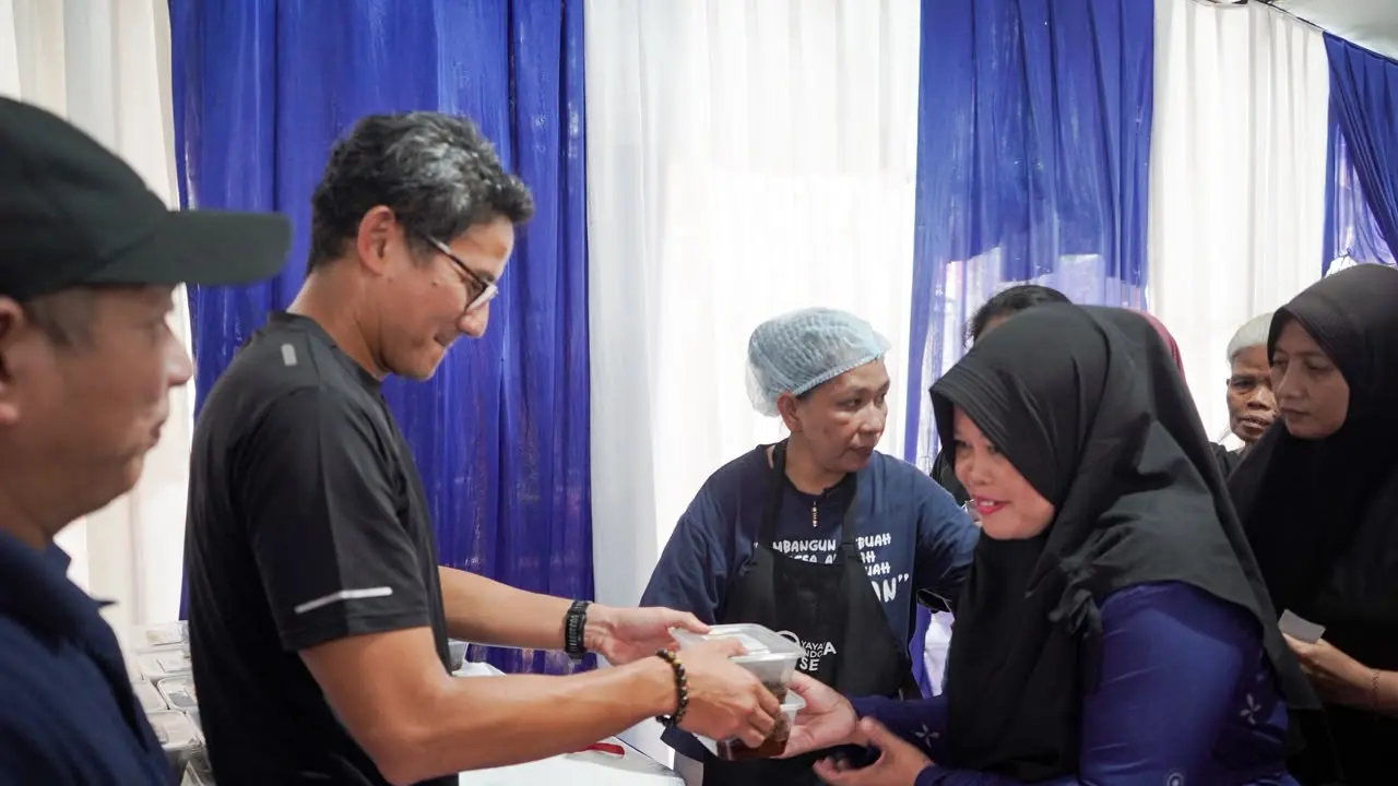 Founder Yayasan Indonesia Setara (YIS), Sandiaga Uno menghadiri kurban jadi rendang yang dilaksanakan di Kampung Cahaya pada Sabtu (30/5/2026) (Istimewa)