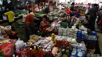 Aktivitas jual beli di pasar Kebayoran Lama, Jakarta, Selasa (3/1). BPS menyebut kelompok bahan makanan menjadi penyumbang inflasi terbesar sepanjang 2016 yakni mencapai 1,21 persen dari inflasi 2016 yang mencapai 3,02 persen. (Liputan6.com/Angga Yuniar)