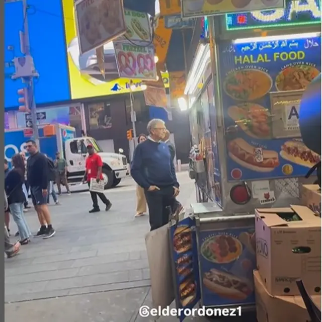 Gaya Simpel Bill Gates Beli Hot Dog di Kedai Halal Pinggir Jalan di New York