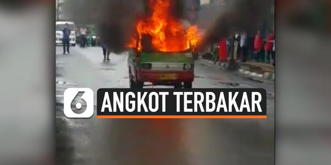 VIDEO: Detik-detik Angkot Terbakar di Jalan Raya