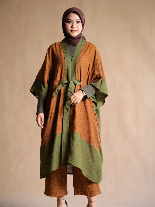 Model Tunik Batik Kombinasi 2 Warna/Ilustrasi gambar AI