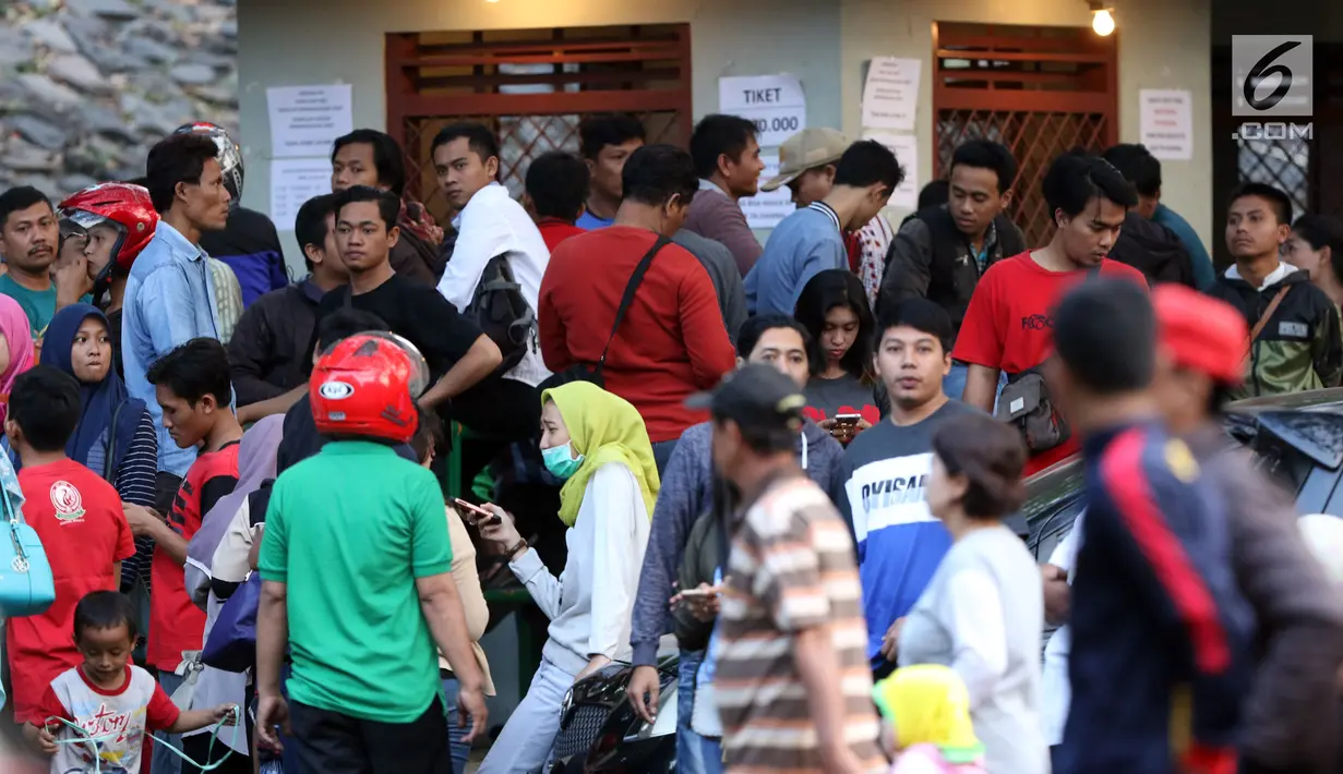 Sejumlah suporter antri di loket tiket laga semifinal Kejuaraan Voli Asia 2017 di di GOR Tri Dharma, Gresik, Senin (31/7). Tiket laga semifinal semifinal Kejuaraan Voli Asia 2017 terjual habis. (Liputan6.com/Helmi Fithriansyah)