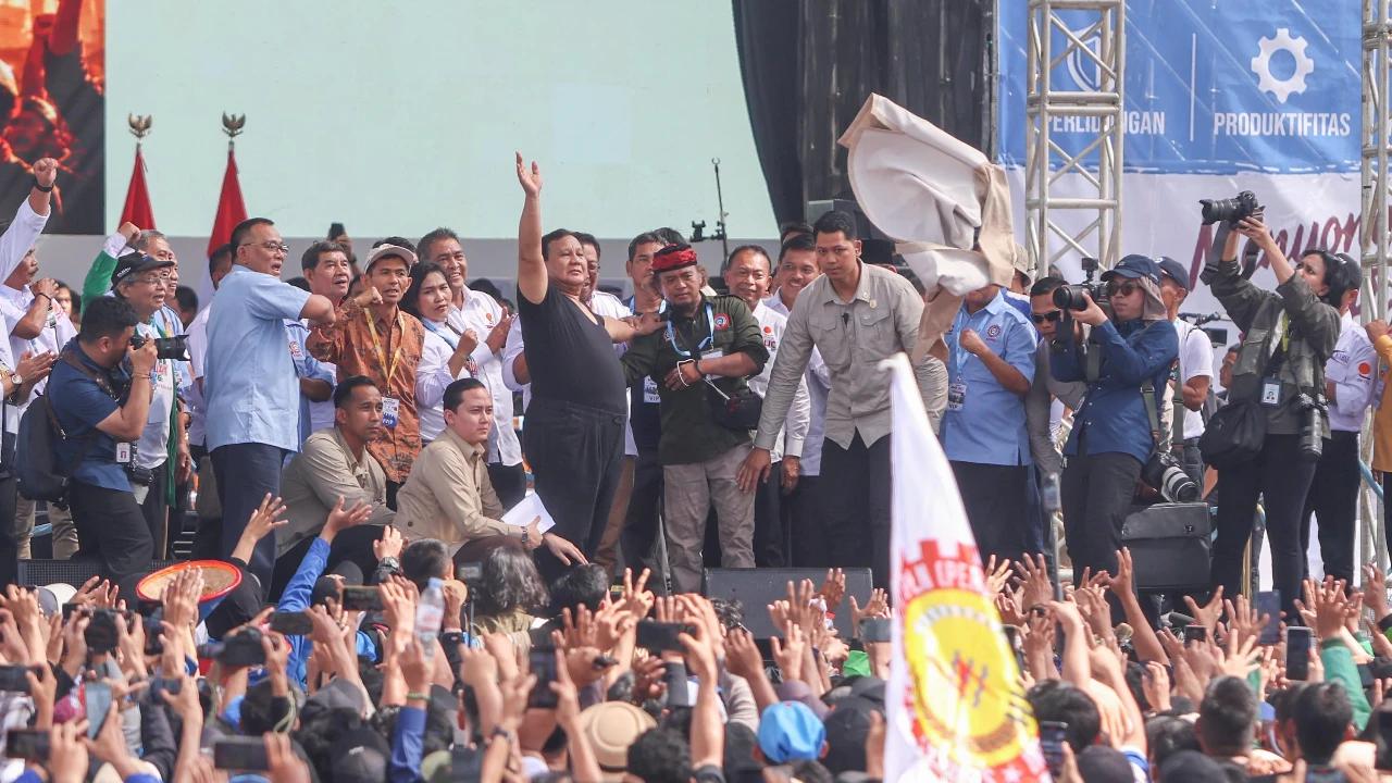 FOTO: Aksi Presiden Prabowo Lepas Baju  dan Membagikannya pada May Day 2026