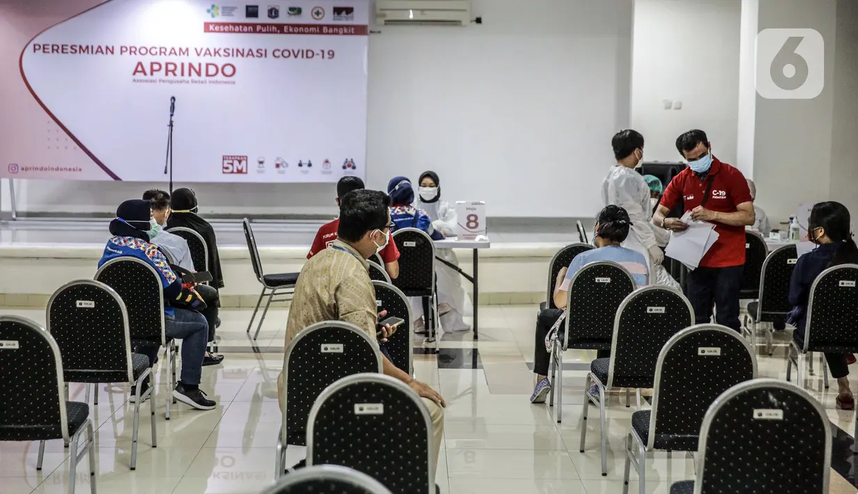 Pekerja ritel menunggu untuk disuntik vaksin COVID-19 Astrazeneca di GOR Tanjung Duren, Jakarta Barat, Senin (24/5/2021). Berdasarkan data Kementerian Kesehatan hingga 23 Mei 2021, sebanyak 14.890.933 orang telah menerima vaksin COVID-19 dosis pertama. (Liputan6.com/Faizal Fanani)